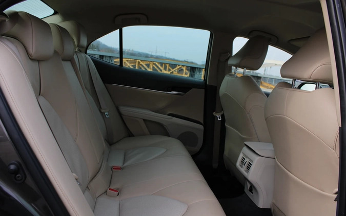 Toyota Camry cena 129000 przebieg: 69050, rok produkcji 2020 z Opoczno małe 704